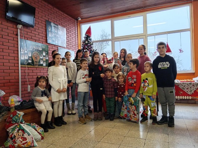 Подела пакетића најмлађима
